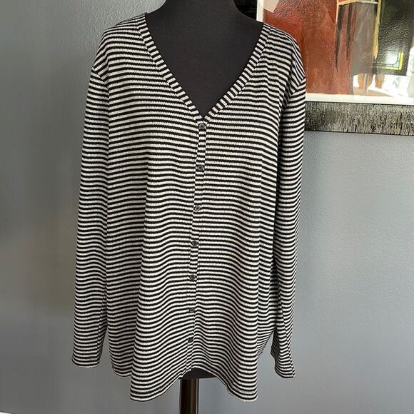 Lane Bryant black/gray lightweight stretch V neck button front thermal top 22/24 - Picture 1 of 5